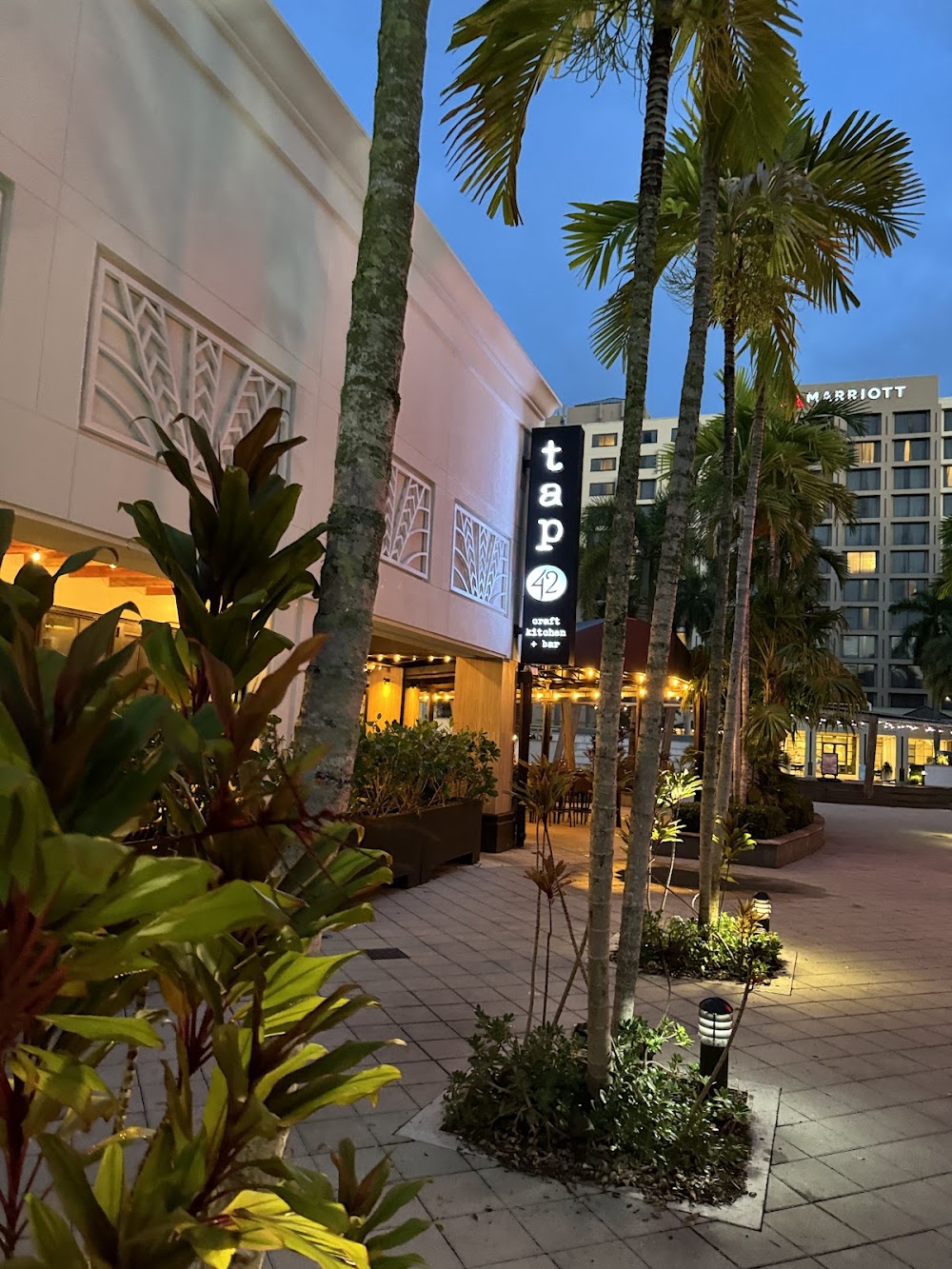 Tap-42-Craft-Kitchen-Bar-Boca-Raton_2757617cb588c31425468b52b48e1a34